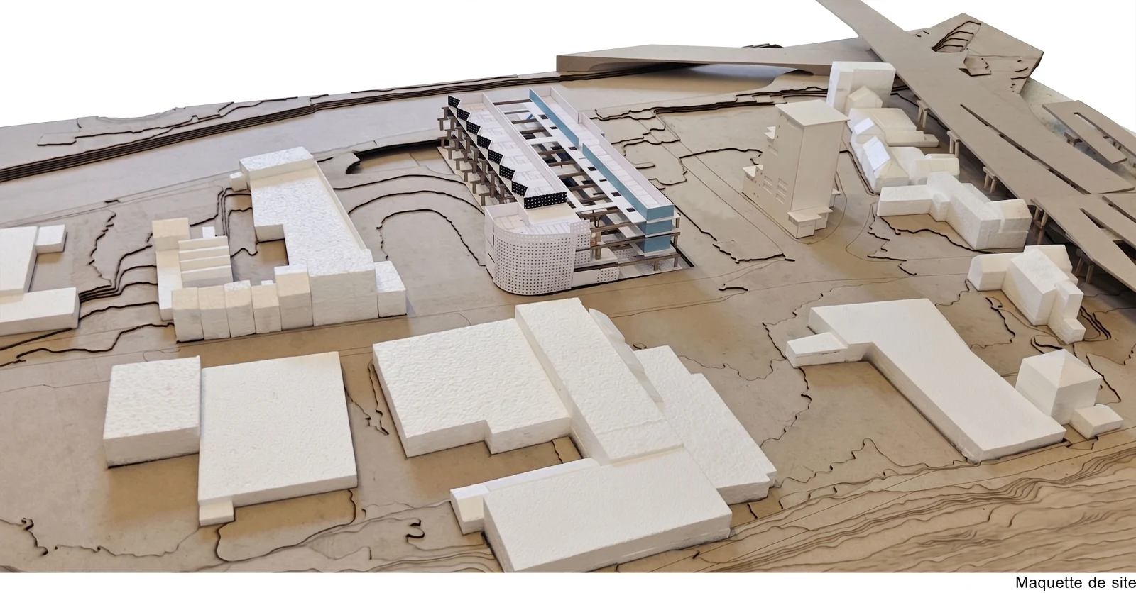 Maquette de site : le bâtiment dans son contexte, à l'entrée de Charleroi